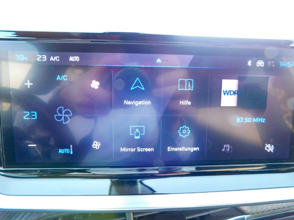 Fahrzeugabbildung Peugeot 2008 Hybrid 136 GT 2x Kamera ACC Navi Ganzjahres