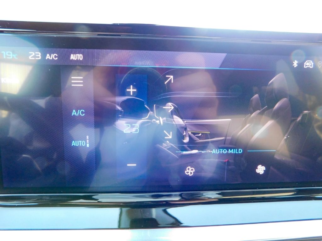 Fahrzeugabbildung Peugeot 2008 Hybrid 136 GT 2x Kamera ACC Navi Ganzjahres