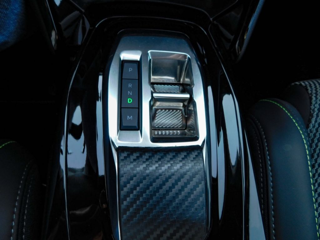 Fahrzeugabbildung Peugeot 2008 Hybrid 136 GT 2x Kamera ACC Navi Ganzjahres