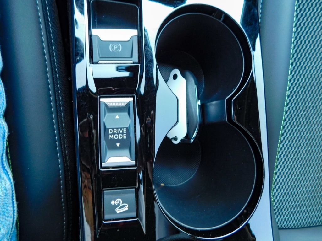 Fahrzeugabbildung Peugeot 2008 Hybrid 136 GT 2x Kamera ACC Navi Ganzjahres