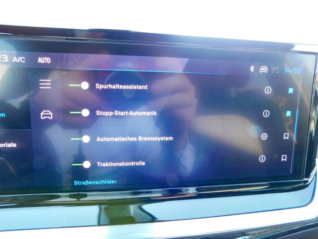 Fahrzeugabbildung Peugeot 2008 Hybrid 136 GT 2x Kamera ACC Navi Ganzjahres