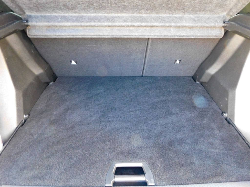 Fahrzeugabbildung Peugeot 2008 Navi 360° Kamera Sitz-Hzg Ganzjahresreifen