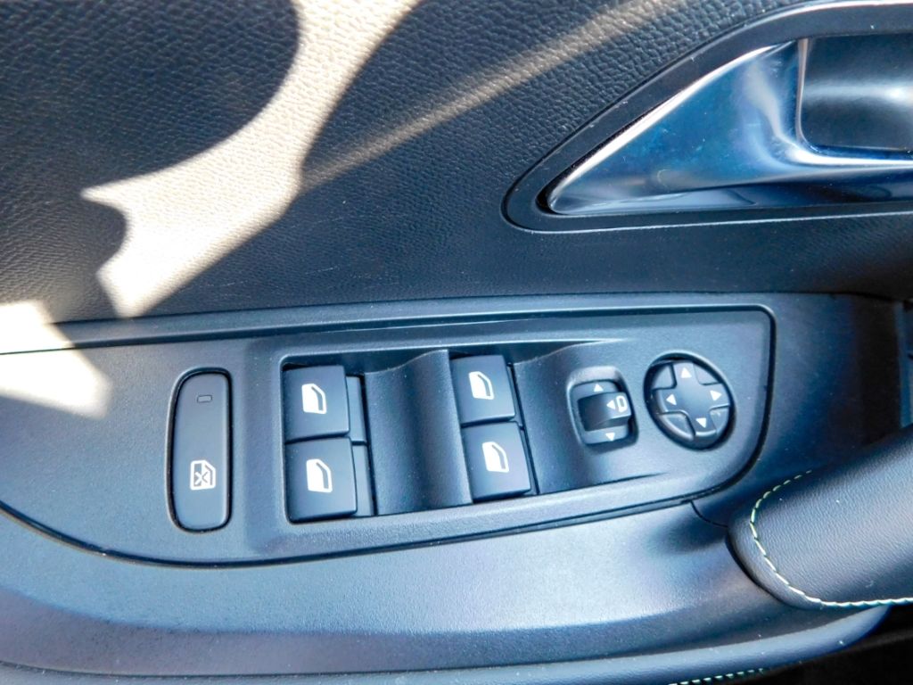 Fahrzeugabbildung Peugeot 2008 Navi 360° Kamera Sitz-Hzg Ganzjahresreifen