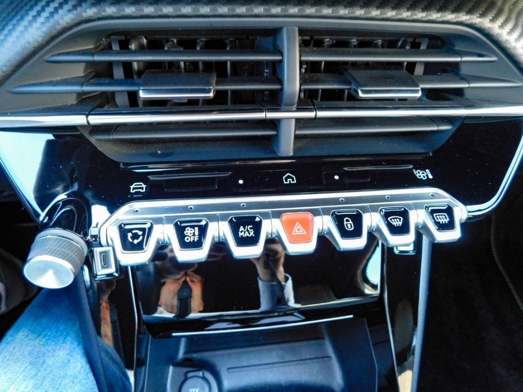 Fahrzeugabbildung Peugeot 2008 Navi 360° Kamera Sitz-Hzg Ganzjahresreifen
