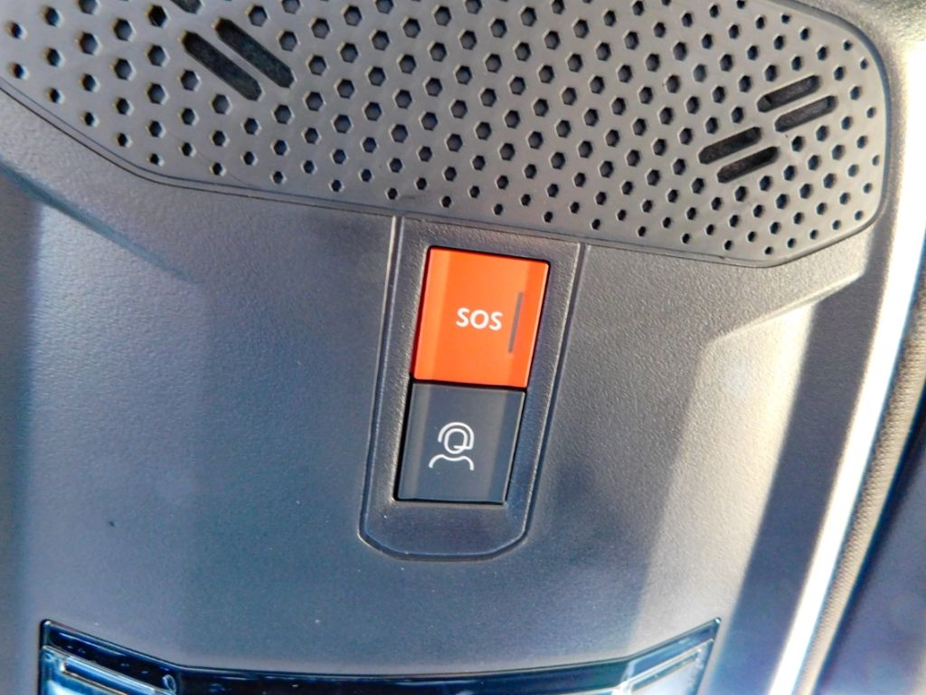 Fahrzeugabbildung Peugeot 2008 Navi 360° Kamera Sitz-Hzg Ganzjahresreifen