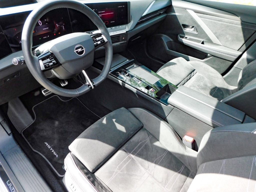 Fahrzeugabbildung Opel Astra L ST Automatik AHK  Panoramadach Head-Up