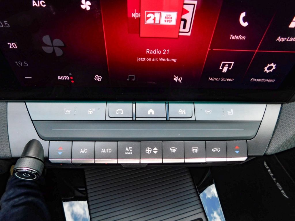 Fahrzeugabbildung Opel Astra L ST Automatik AHK  Panoramadach Head-Up