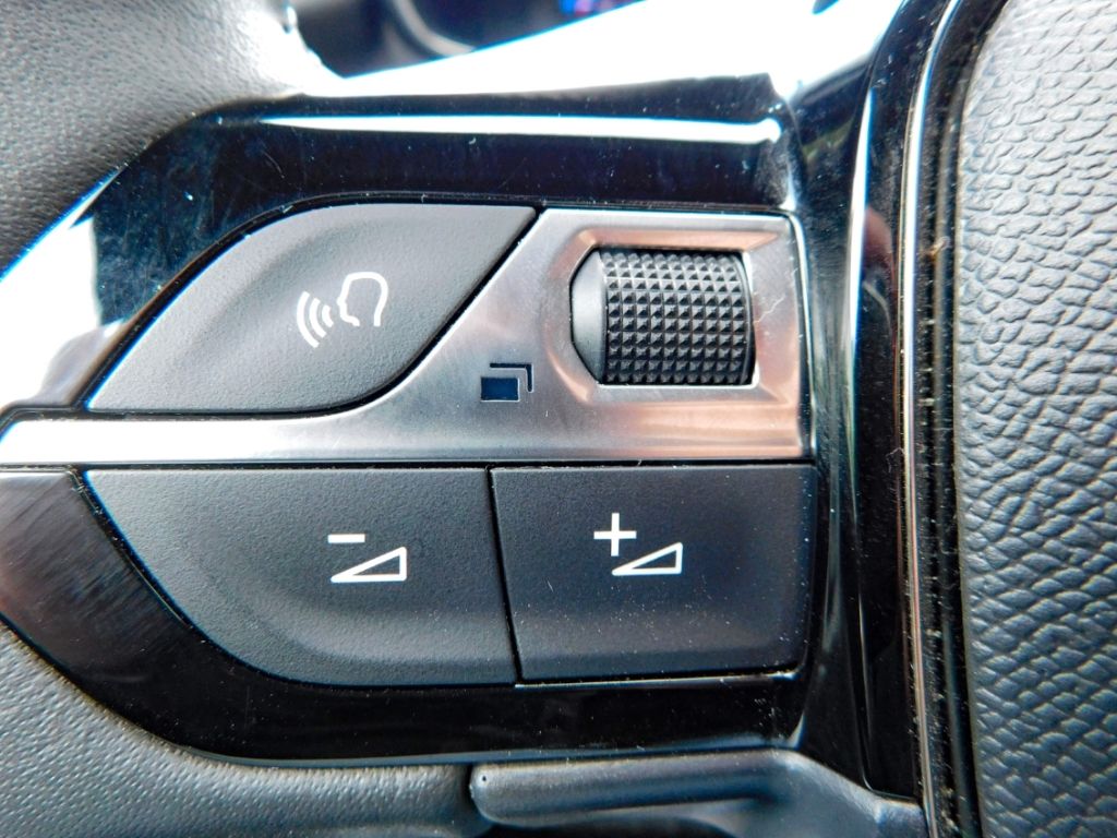 Fahrzeugabbildung Peugeot 2008 Allure Puretech 100 Sitz-Hzg 2x Kamera ACC