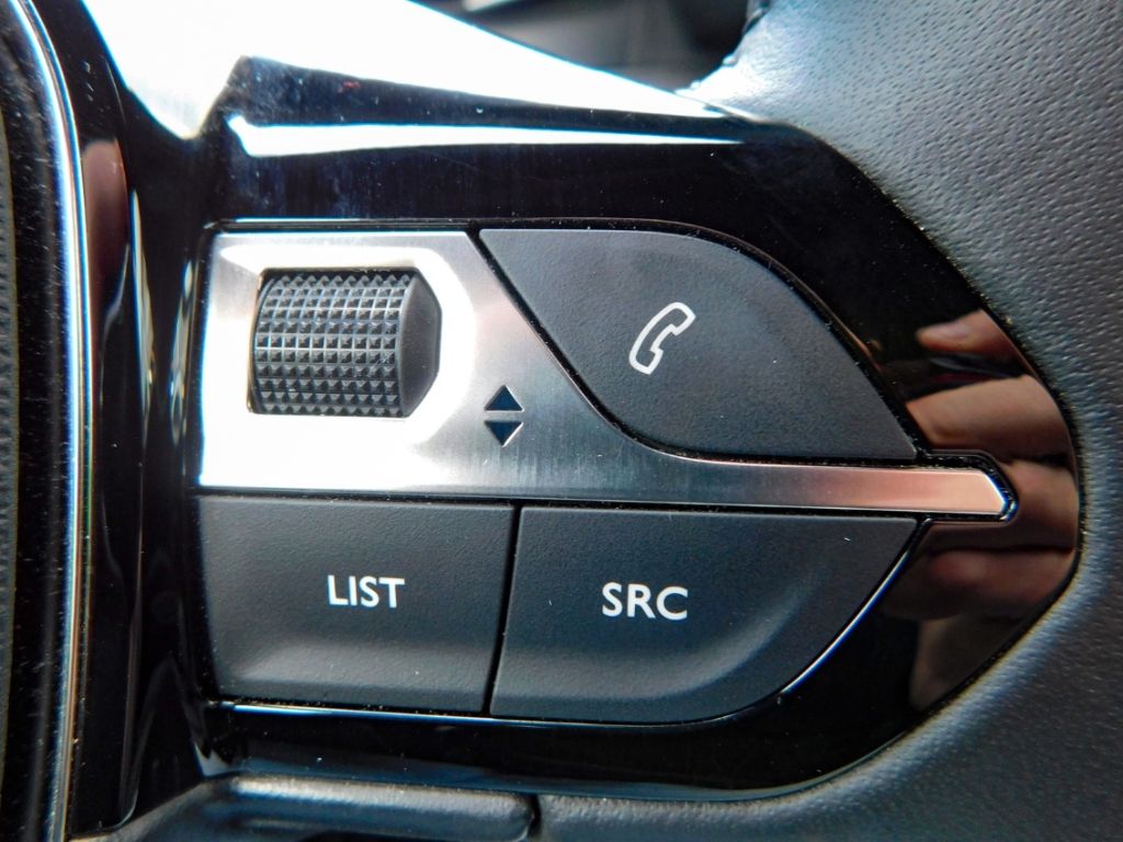 Fahrzeugabbildung Peugeot 2008 Allure Puretech 100 Sitz-Hzg 2x Kamera ACC