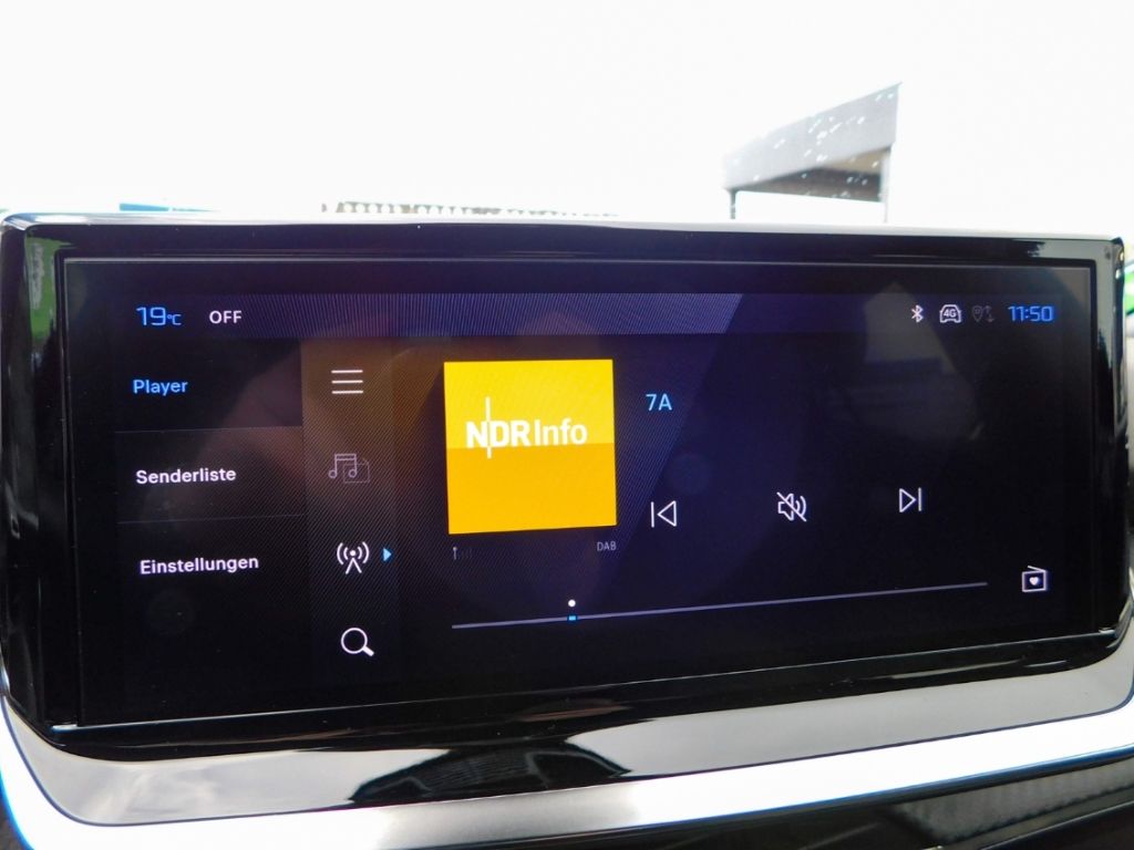 Fahrzeugabbildung Peugeot 2008 Allure Puretech 100 Sitz-Hzg 2x Kamera ACC