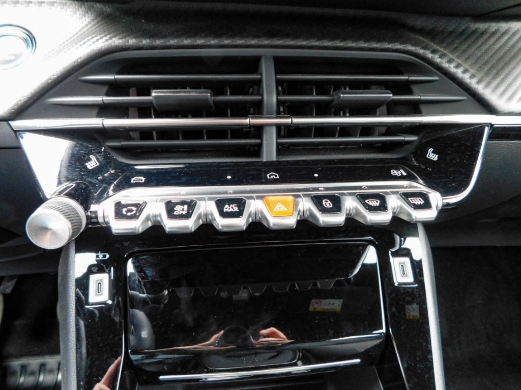 Fahrzeugabbildung Peugeot 2008 Allure Puretech 100 Sitz-Hzg 2x Kamera ACC