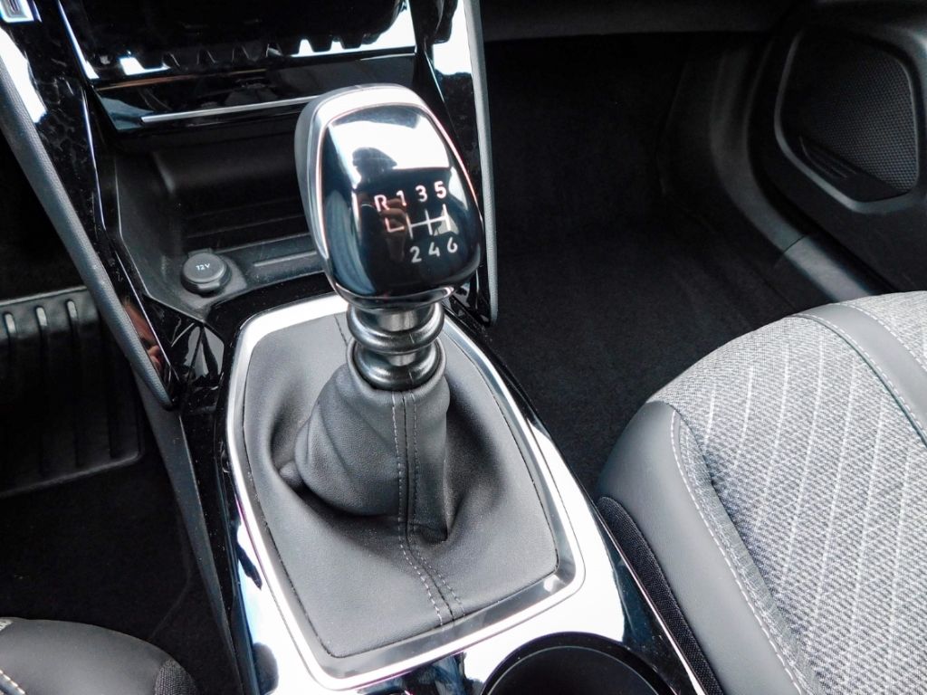 Fahrzeugabbildung Peugeot 2008 Allure Puretech 100 Sitz-Hzg 2x Kamera ACC