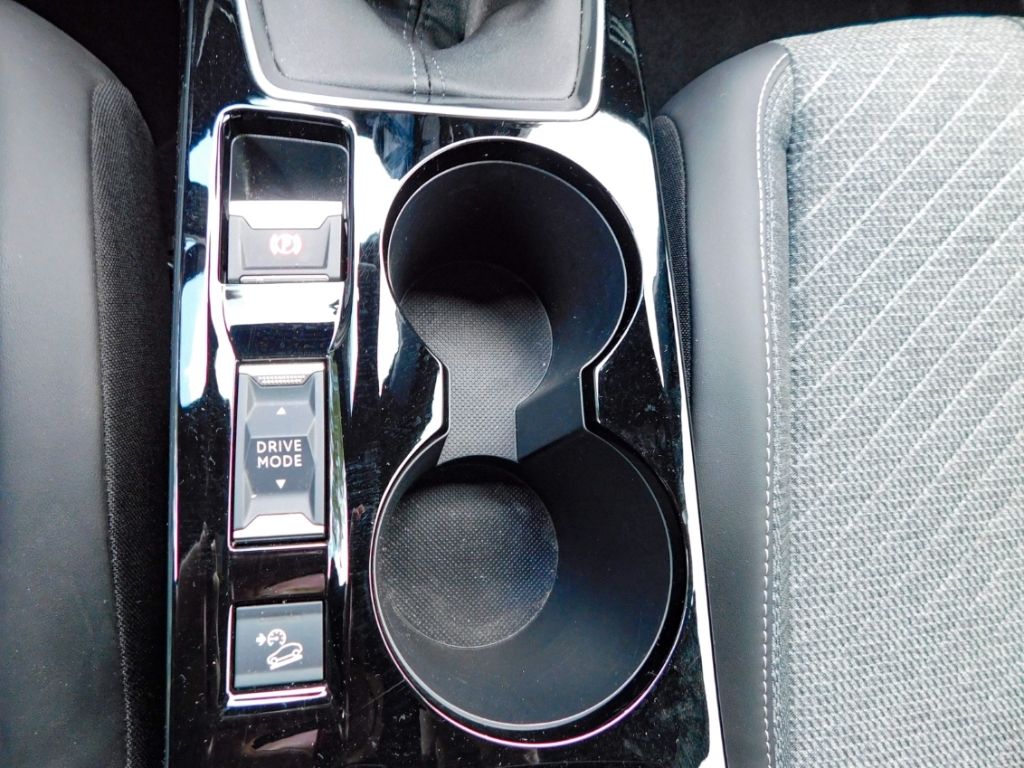 Fahrzeugabbildung Peugeot 2008 Allure Puretech 100 Sitz-Hzg 2x Kamera ACC