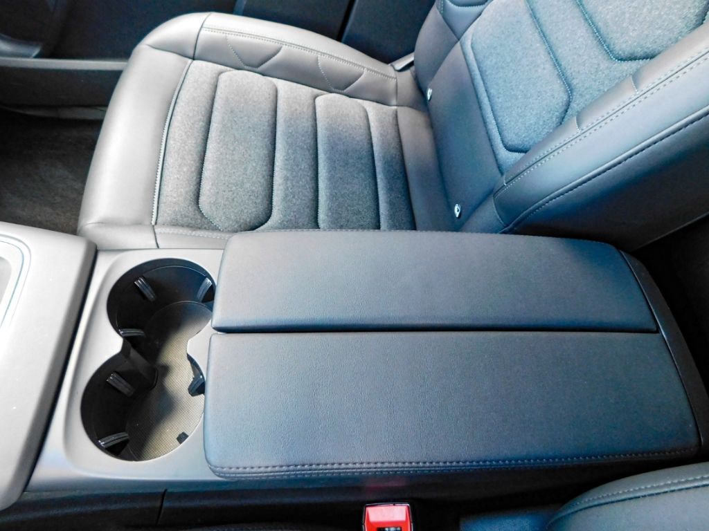 Fahrzeugabbildung Citroën C5 Aircross Plus Hybrid SitzHzg Ganzjahresreifen