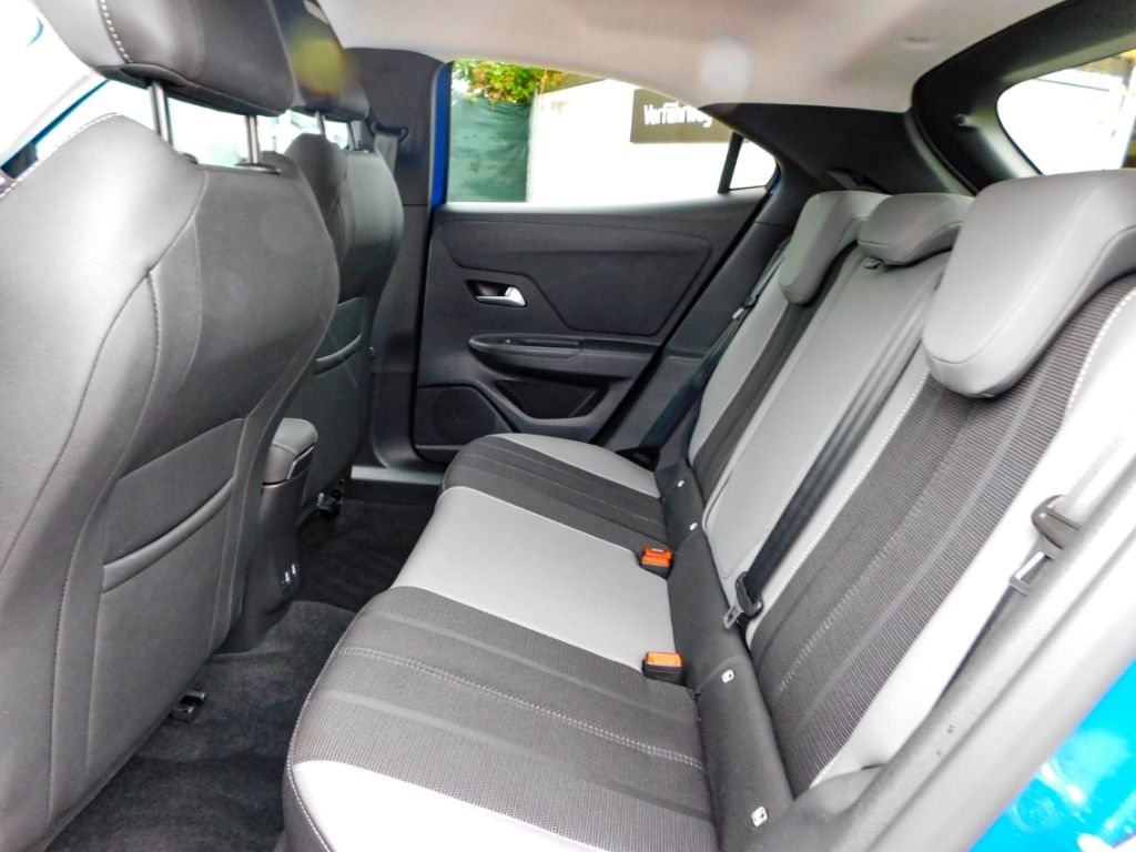 Fahrzeugabbildung Opel Mokka Elegance 1.2 Turbo Navigation Winterpaket