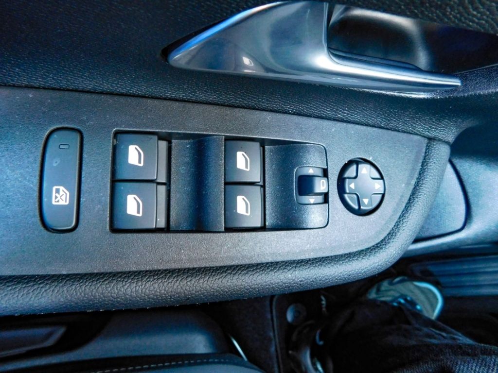 Fahrzeugabbildung Opel Mokka e GS Long Range Ganzjahresreifen Rückfahrk