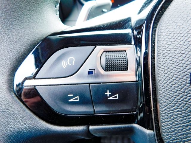 Fahrzeugabbildung Peugeot 208 Peugeot Hybrid 100 Allure Rückfahrkamera All